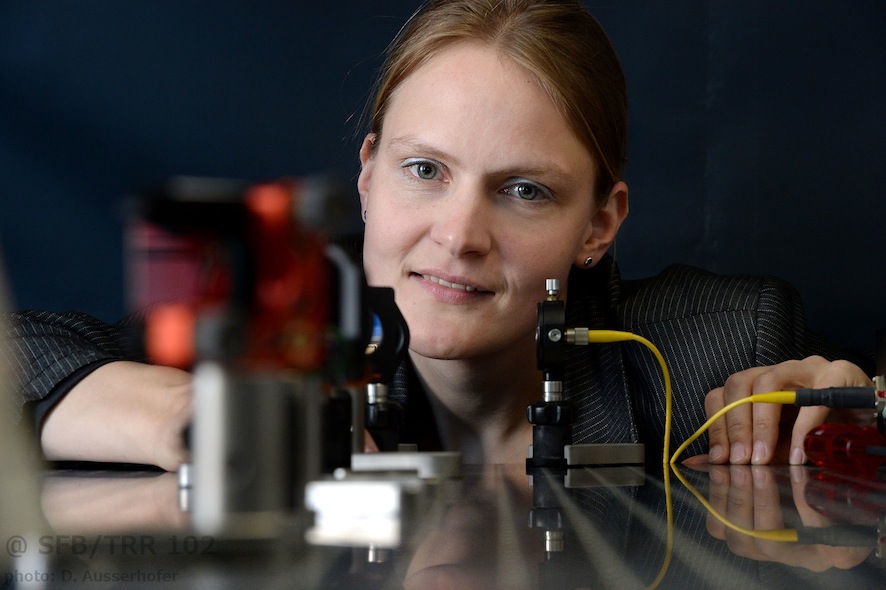 Dr. Maria Ott im Labor - MLUHW_Physik_Polymer_0481