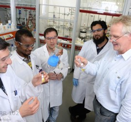 Prof. Dr. Jörg Kreßler mit Masterstudenten im Labor